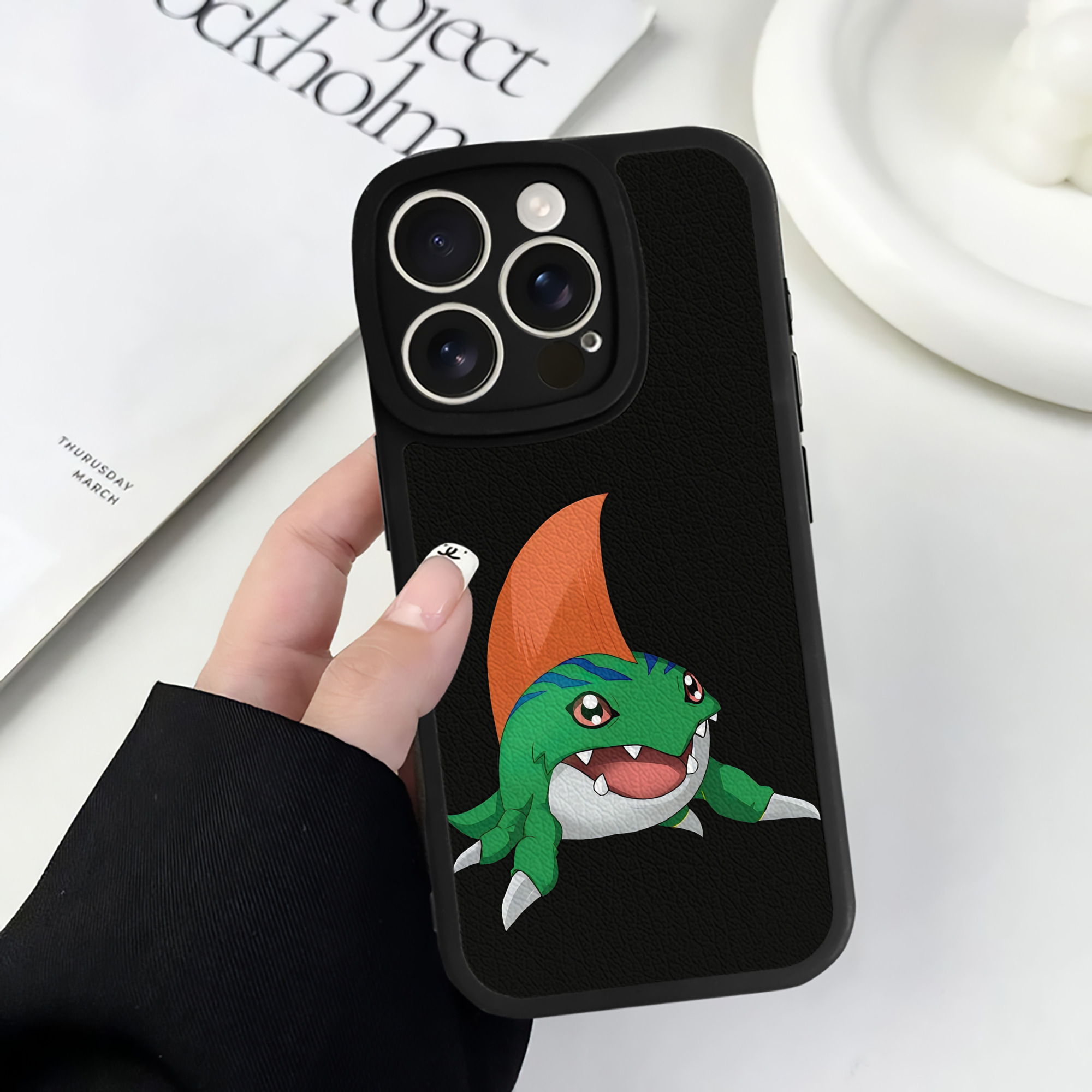 （画像用） Digimon デジタルモンスター/デジモン 【iPhone 16シリーズ対応】シリコンスマホケース（レザー調） 材質：シリコン